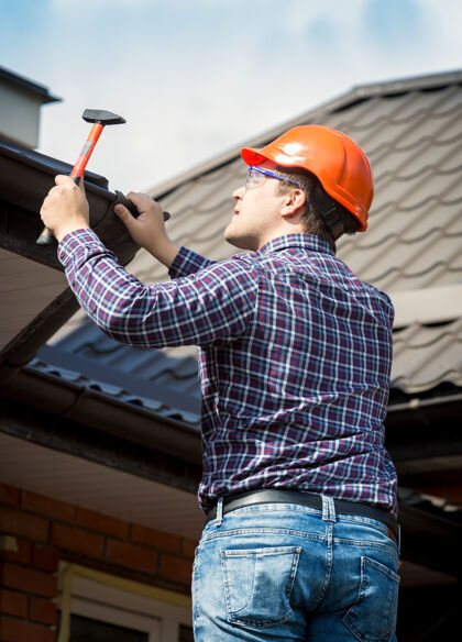 装修木匠在修屋顶的画像工人地产性能