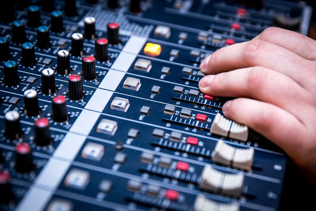 扬声器Soundmanager正在处理音频混音器 准备一首歌曲的新混音或现场活动音乐录音收音机