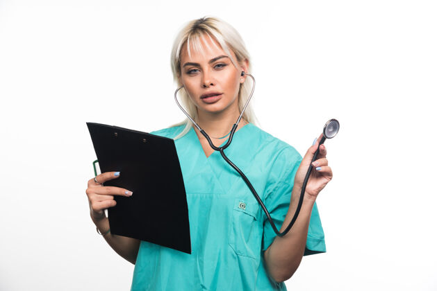 护理女医生拿着剪贴板 在白色背景上使用听诊器高质量的照片站人类文件