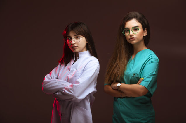 成年人女护士和女医生看起来专业而自信摆姿势模特休闲