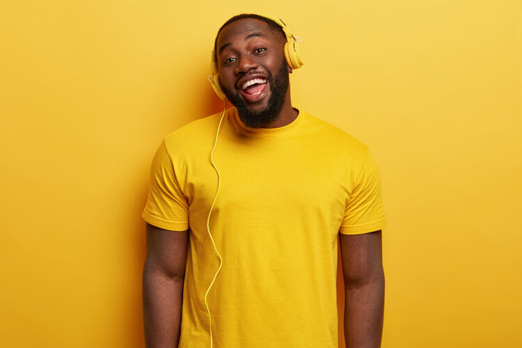 声音快乐的非洲裔美国人的坦率镜头享受歌曲播客 戴着现代立体声耳机应用程序歌曲人类