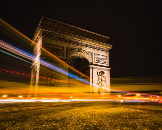 弧线法国巴黎凯旋门周围光线轨迹的时间点快照法国地点汽车