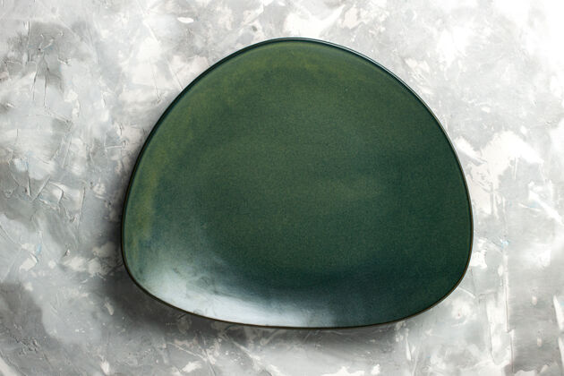 黑色顶视图浅灰色桌子上的绿色空板盘子绿色餐具