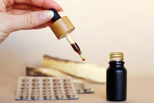 滴管用吸管把棕色的天然药物装在一个小瓶里化学药玻璃