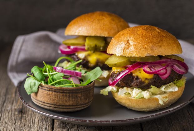 汉堡包前视图牛肉汉堡与腌菜在砧板上食物快餐快餐
