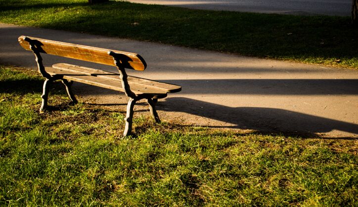 长凳白天公园里的空木凳公园草地花园