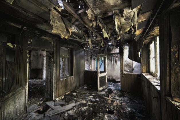 毁坏的一座废弃的被摧毁的建筑的内部照片 墙壁被烧毁 门也破旧不堪住宅地板垃圾