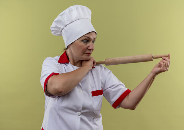女想着中年女厨师穿着厨师制服 肩上扛着擀面杖厨师思考滚