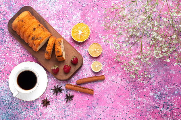 工具俯瞰美味的蛋糕甜甜可口的肉桂片一杯茶放在粉红色的桌子上肉桂关闭杯子