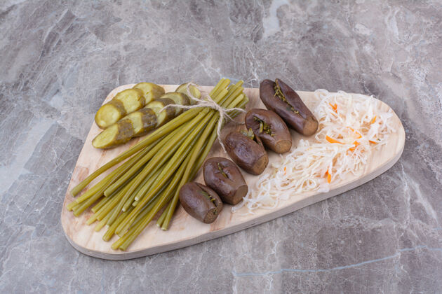 辛辣各种自制泡菜放在木板上蔬菜咸菜开胃菜
