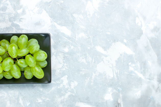 胡椒顶视图新鲜的绿色葡萄醇厚多汁的水果内黑色形式的灯桌上葡萄顶部黑色