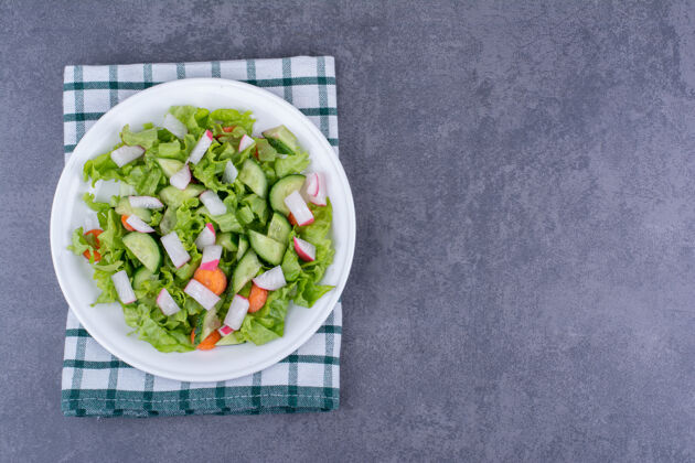 黄瓜混合配料的蔬菜沙拉酸味蔬菜异国情调