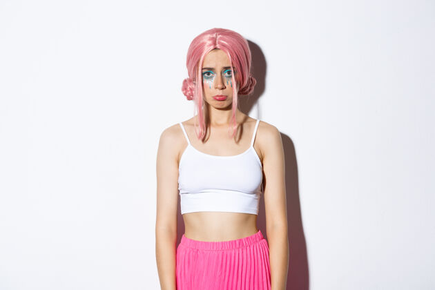 女人画一个戴粉红色短假发的女孩成人假发肖像