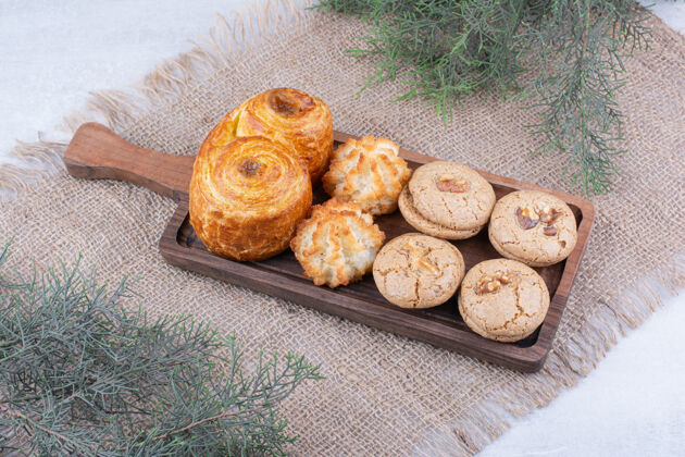 什锦各种美味的饼干放在木板上美味美味饼干