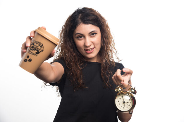 时钟女士展示一杯咖啡 白色背景上有时钟高质量照片闹钟人咖啡