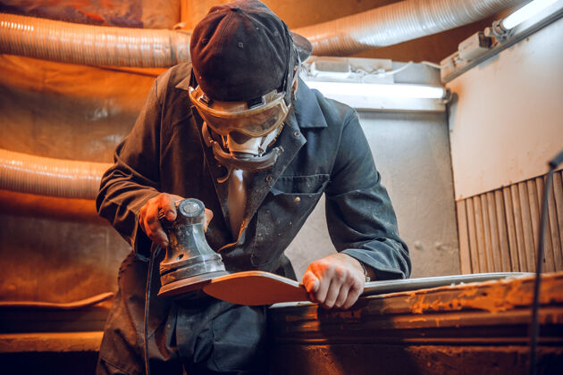 砂纸使用圆锯切割木板的木匠男工人或手持电动工具的手巧工人的施工详图建筑商抛光工匠