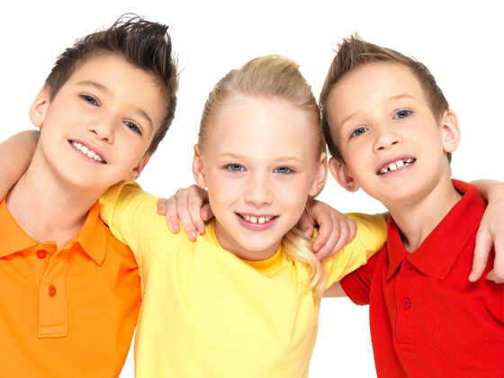 三孤独的快乐的孩子的肖像画在白色上明亮生活朋友