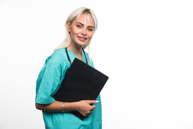 成人微笑的女医生拿着白色背景的剪贴板高质量的照片人类护理医生