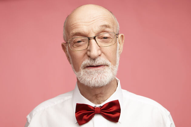眼镜帅气迷人的成熟的70岁有皱纹的男性特写图片胡须聪明专业