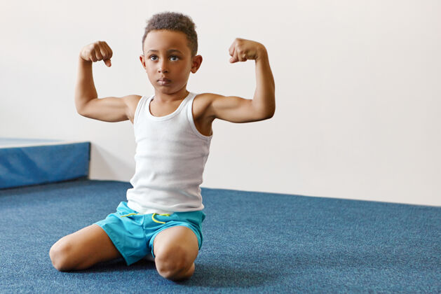 孩子力量 健康的生活方式 活动 活力和运动理念室内拍摄认真自信手臂可爱年轻