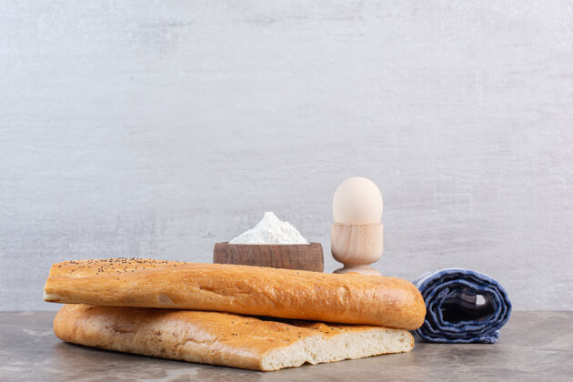 面包面粉碗 鸡蛋架 桌布卷和大理石面包面团碗面包