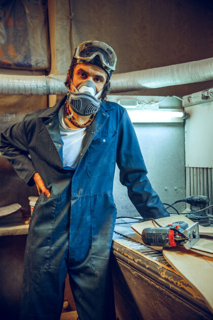 改进严肃的木匠在他工作场所的画像肖像工具手工