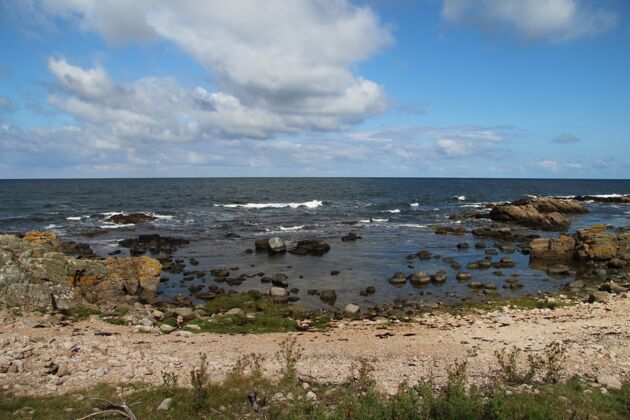 海洋在丹麦博恩霍尔姆的哈默奥德 海边有大石头和石头的海景海景地平线石头