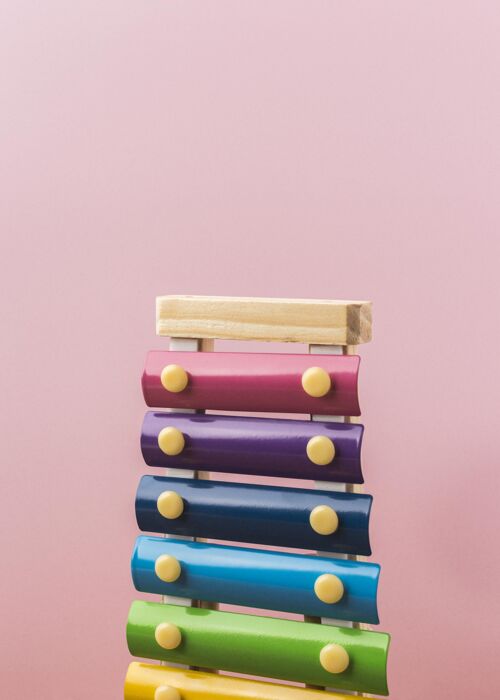 艺术五颜六色的木琴安排在粉红色创作分类仪器