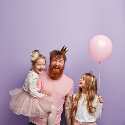 聚会垂直拍摄快乐的单身爸爸和两个女儿 庆祝父亲节 穿节日服装祝贺红发红发