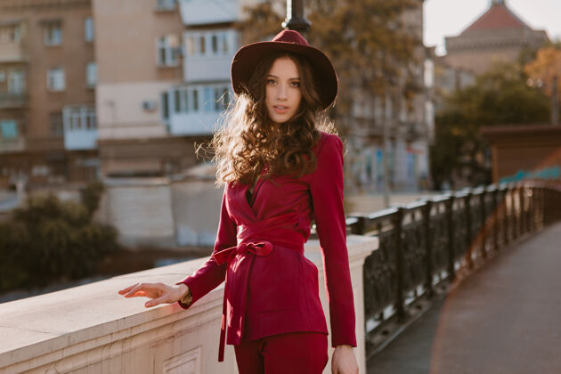 夹克快乐美丽的时尚女人穿着紫色西装走在城市街头 春夏秋冬时节时尚潮流戴着帽子 手拿钱包优雅年轻女人