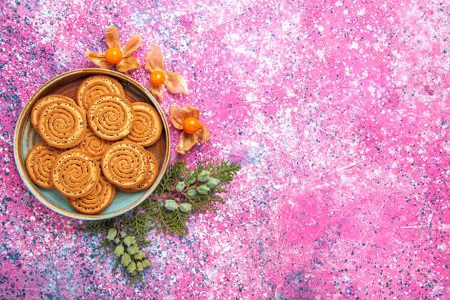 小浅粉色表面的酸浆甜饼俯视图浅粉色甜点桌子