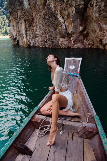 风景年轻女子度假时尚写真 亚洲木船上人热带女人