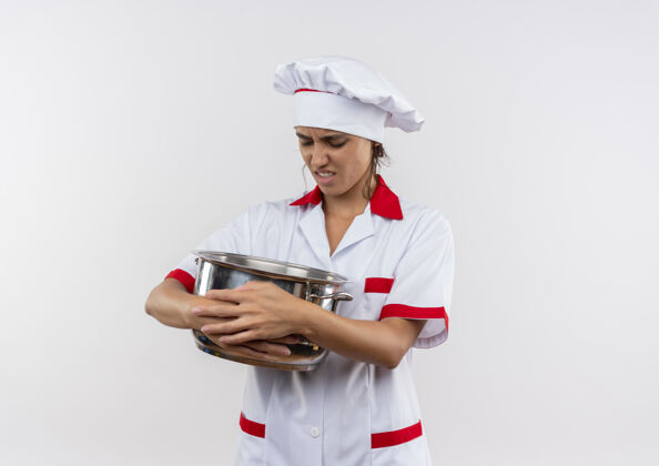 厨师穿着厨师制服的年轻女厨师拿着一个看起来像是有复印空间的平底锅厨师穿着女