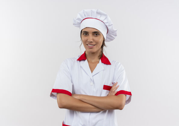 厨师微笑的年轻女厨师穿着厨师制服双手交叉着复制空间厨师制服女