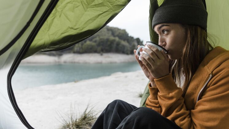 旅行女人一边露营一边喝茶户外世界各地旅游