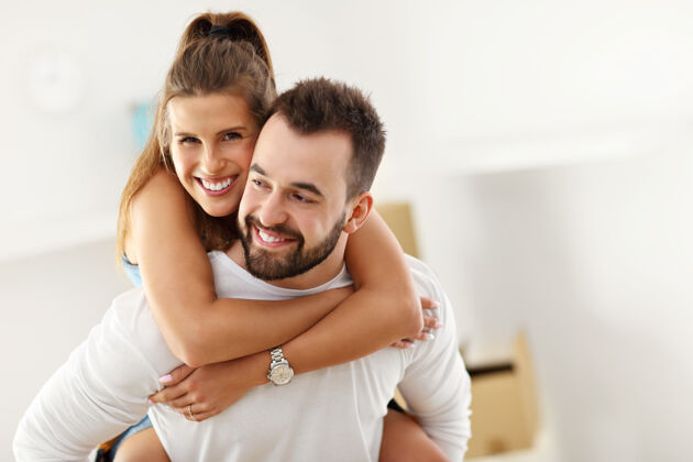 生活方式快乐的成年夫妇搬出或搬进新家盒子房子在一起