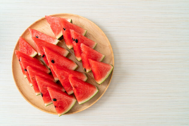 营养新鲜的西瓜片放在木盘上美味切生的