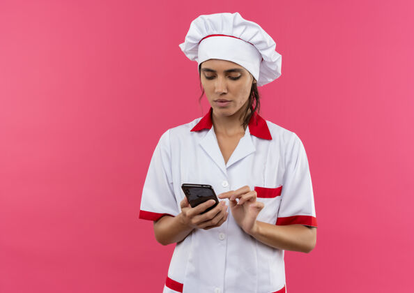 电话想年轻的女厨师穿着厨师制服拨电话号码 有复印空间厨师号码女性