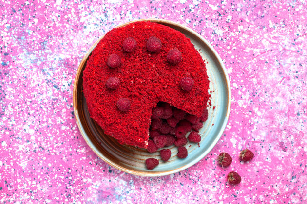 胭脂顶视图红色覆盆子蛋糕烤美味内板上的粉红色表面配料盘子美味