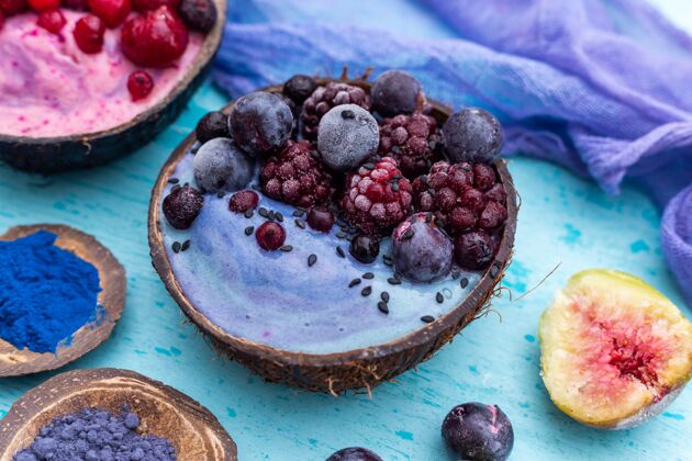 无花果特写镜头的水果奶昔顶部冷冻覆盆子和蓝莓在椰子碗碗蓝莓椰子碗