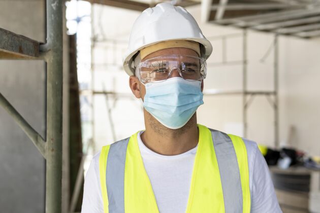 防护工地上戴着医用口罩的工人安全设备工人