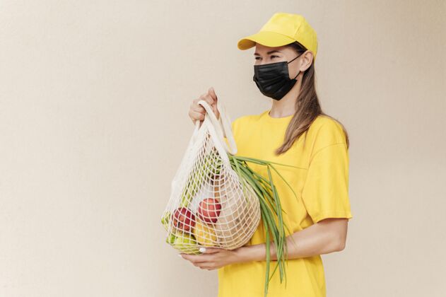 口罩拿着水果网的中枪女人生活方式送货送货