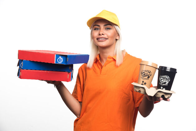 人披萨送货员拿着白色背景的披萨和咖啡高质量的照片举行送货女性