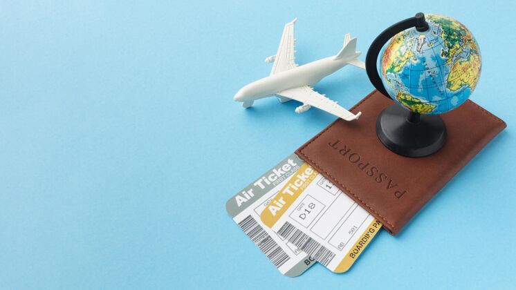 蓝色高角度护照和机票安排组成地球背景