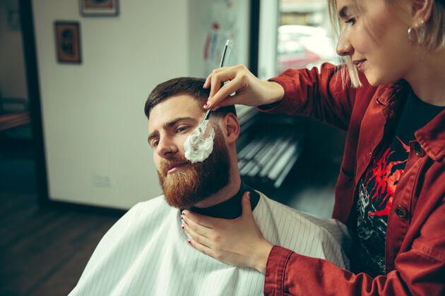 美发师客户在理发店剃须职业男人碗