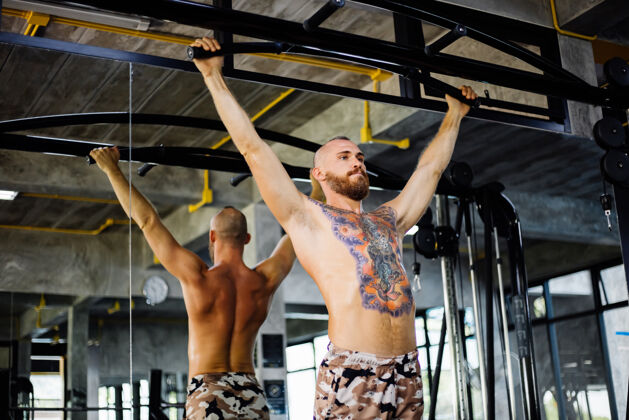 力量纹身的健康男人在健身房锻炼健康强壮健康