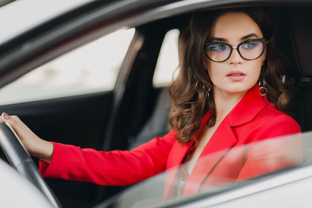 女孩穿着红西装 坐在白色轿车里 戴着眼镜的美女性感富商眼镜车辆年轻人