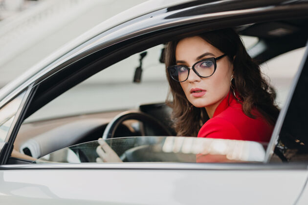 西装穿着红西装 坐在白色轿车里 戴着眼镜的美女性感富商汽车年轻人休闲