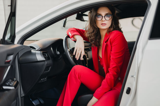 女商人穿着红西装 坐在白色轿车里 戴着眼镜的美女性感富商女孩燕尾服优雅