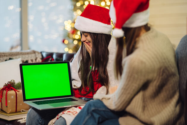 钥匙两个女孩通过互联网和朋友交流朋友圣诞老人成年人